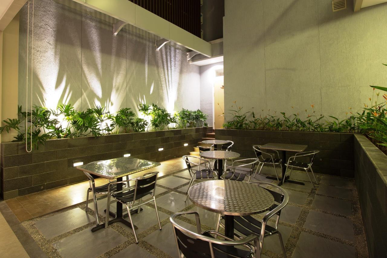 Vinotel Cirebon Exterior foto
